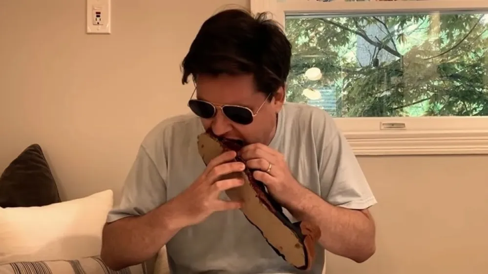 Obljuba je obljuba: novinar je zaradi napačne napovedi pojedel čevelj. F youtube