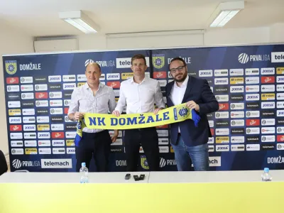 Senijad Ibričič, športni direktorSimon Rožman, glavni trenerMatej Oražem, izvršni direktor02.06.2022. Tiskovna konferenca ob prihodu novega trenerja Simona Rožmana v NK Domžale za sezono 2022/23.//FOTO: Bojan Velikonja