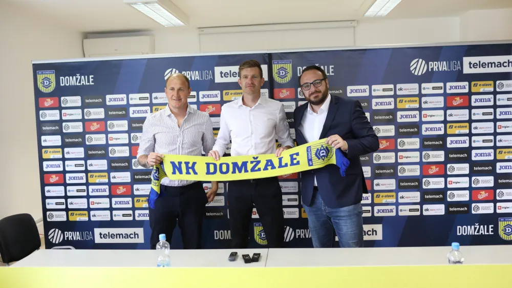 Senijad Ibričič, športni direktorSimon Rožman, glavni trenerMatej Oražem, izvršni direktor02.06.2022. Tiskovna konferenca ob prihodu novega trenerja Simona Rožmana v NK Domžale za sezono 2022/23.//FOTO: Bojan Velikonja