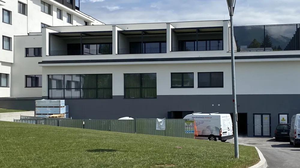 Gradnja velnesa pri hotelu Elegans Brdo konec junija še ne bo zaključena, kot je bilo predvideno, dela naj bi končali nekaj tednov pozneje.&nbsp;