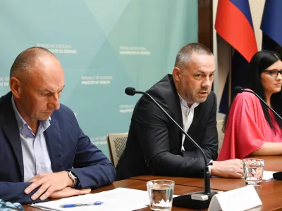 minister za zdravje Danijel Bešič Loredansvetovalka ministra za zdravje Tjaša Vidicsvetovalec ministra za zdravje Aleš Šabeder - 03.06.2022 – Ministrstvo za zdravje – minister za zdravje s svojima svetovalcema predstavil ožjo ekipo in načrt dela