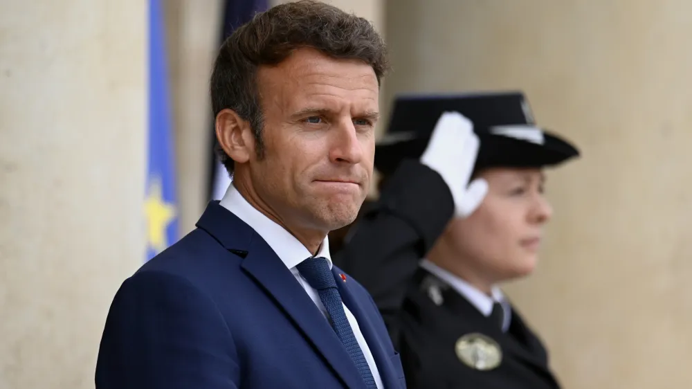 Emmanuel Macron ne kaže zaleta pred parlamentarnimi volitvami.