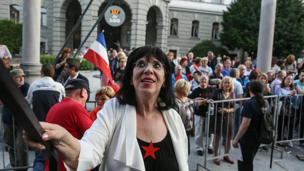 pesnica in ansonjerka Svetlana Makarovič- 25.05.2018 - koncert Nosil bom rdečo zvezdo s Svetlano Makarovič in gosti na Kongresnem trgu v Ljubljani - //FOTO: Luka Cjuha.