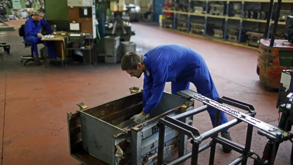 - podjetje Kovinoplastika Lo d.d., industrija kovinskih in plastičnih izdelkov d.d., - uprava drube je mimo sindikatov brez ustreznih pojasnil za četrtino zniala avgustovske plače - zaradi padca naročil je zaskrbljenih priblino 800 delavcev - //FOTO: Jaka Gasar