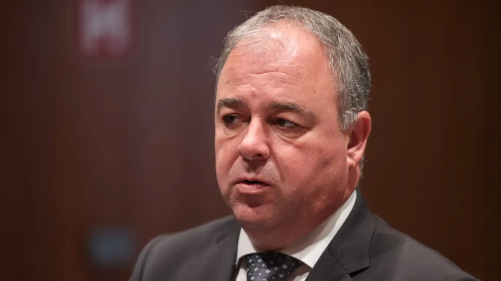 Ljubljana, Drzavni zbor.<br>Izredna seja DZ, na kateri so obravnavali predlog o spremembah zakona o vladi, predlog o spremembah zakona o RTV Slovenija in mandatno-volilne zadeve.<br>Poslanec SDS Danijel Krivec.