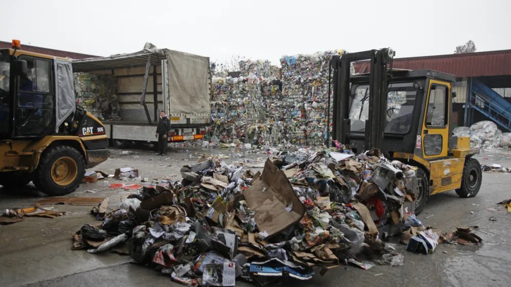 - Papir servis d.o.o. druba za ravnanje z odpadki, Pod jeami 3, reciklaa - plastika - plastenke ///FOTO: Luka Cjuha