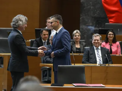 predsednik vlade dr. Robert Golob in minister za obrambo Marjan Šarec (GS)- 01.06.2022 - Izredna seja DZ, na kateri so potrjevali 17. novih ministrov - 15. petnajsta Vlada Republike Slovenije RS v samostojni Sloveniji pod vodstvom predsednika vlade dr. Roberta Goloba -  //FOTO: Luka Cjuha