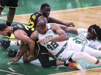 Bostonov Al Horford je takole z vso težko padel na nogo Stepha Curryja, ki je vprašljiv za četrto tekmo. Foto: AP