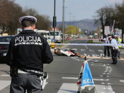 prometna nesreča - motorist - 29.3.2017 - V prometni nesreči na Toplarniki cesti v Ljubljani sta bila udeleena motorno kolo in reevalno vozilo, ki ni bilo na nujni vonjiFoto luka Cjuha.