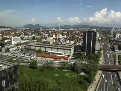 - 04.05.2022 - panorama Ljubljana - Šiška, ljubljanska džamija, delova stolpnica, stavba Delo (črna vdova)<br><br>//FOTO: Luka Cjuha