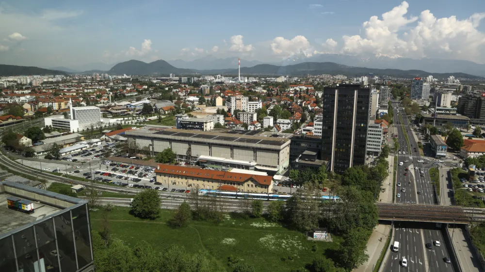 - 04.05.2022 - panorama Ljubljana - Šiška, ljubljanska džamija, delova stolpnica, stavba Delo (črna vdova)<br><br>//FOTO: Luka Cjuha