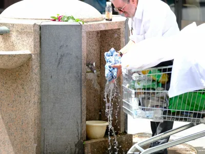Vročina povzroča težave odraslim ljudem na prostem &ndash; kako hudo je šele otroku v zaprtem avtu na soncu.