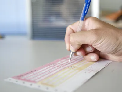 Tokratni računi za elektriko so vi&scaron;ji predvsem zaradi izteka ukrepa o začasni ukinitvi plačevanja omrežnine. Ukrep je račune gospodinjstev znižal približno za polovico ali celo nekoliko več.