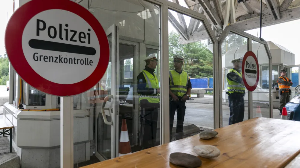 avstrijska vojskaavstrijska policija- 18.07.2020  Mejni prehod Karavanke  Avstrija uvedla zdravstveni nadzor na avstrijsko-slovenski meji za preprečevanje irjenja koronavirusa COVID-19 - preverjanje zdravstvenega stanja potnikov na mejnih prehodih med avstrijsko Koroko in Slovenijo, kjer je poleg zdravstvenega osebja sodelovalo tudi 40 pripadnikov avstrijske vojske, //FOTO: Matja Rut