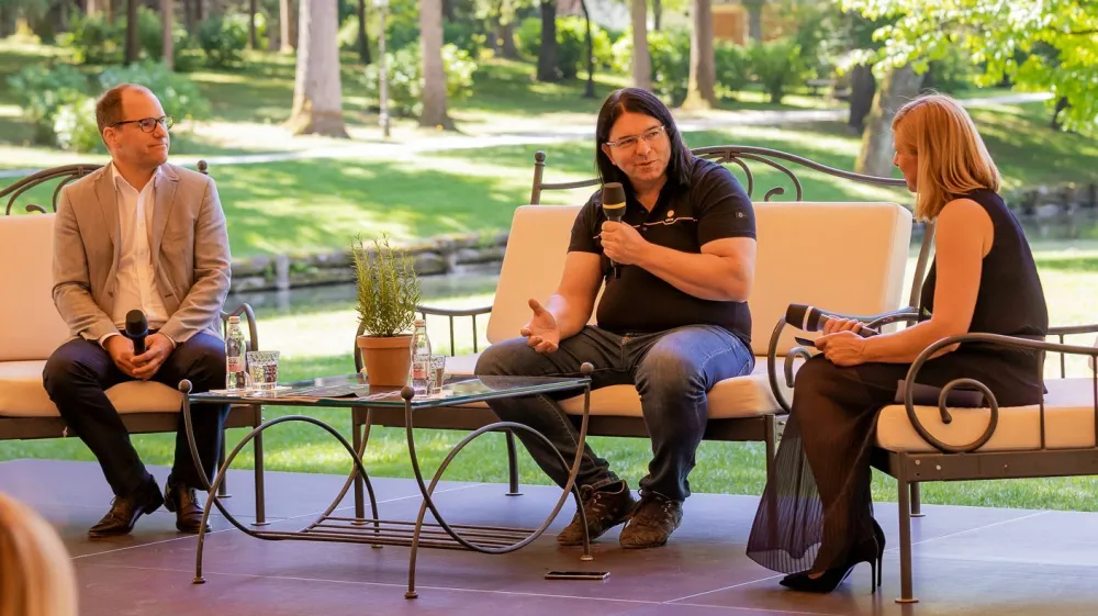 Matej Ko&scaron;mrlj, direktor družbe Loftware NiceLabel (levo), Matjaž Krč, direktor podjetja EKWB in Tanja Kavran, izvr&scaron;na direktorica Dru&scaron;tva za marketing Slovenije v pogovoru na MQ konferenci Združenja Manager. F Andraž Kobe