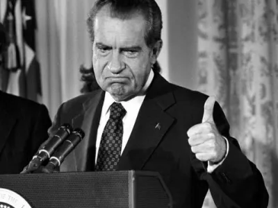 Der Republikaner Richard Nixon verabschiedet sich am 9.8.1974 nach seiner Rücktrittserklärung von seinen Mitarbeitern im Weißen Haus und den Mitgliedern seines Kabinetts. Um einer Amtsenthebung (Impeachment) wegen der Watergate-Affäre zu entgehen, trat Nixon als erster Präsident der USA von seinem Amt zurück. Die Affäre hatte am 17. Juni 1972 mit einem drittklassigen Einbruch in das Büro der Demokratischen Partei weitgehend unbeachtet begonnen. Die so genannten "Klempner" der Repubikanischen Partei wollten Wahlkampfmunition erbeuten. dpa (Nur s/w. Zu dpa-Korr "Vor 30 Jahren erschütterte Watergate die USA - Lehren aus der Affäre" vom 123.06.2002)