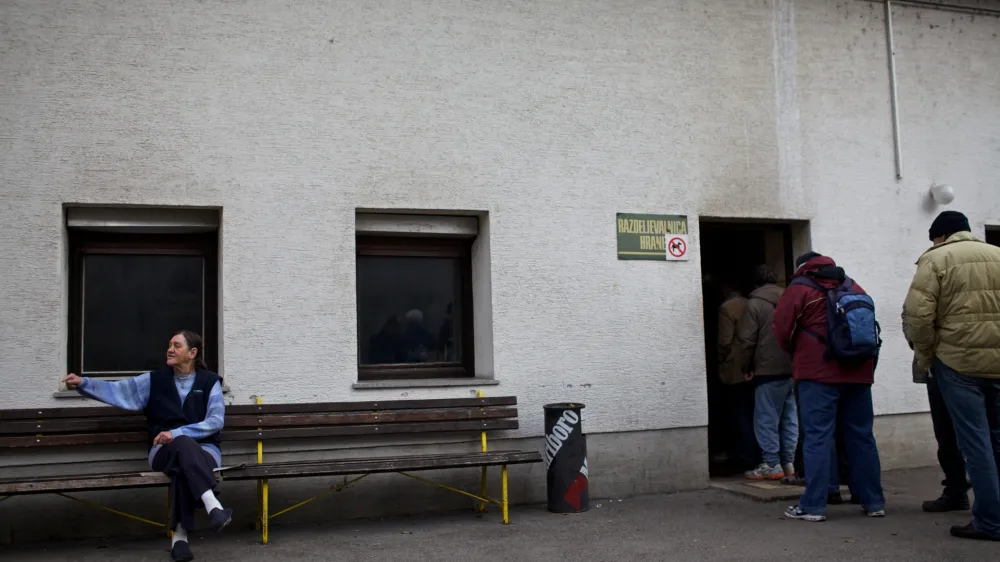 - Razdeljevalnica hrane v centru za brezdomce na Poljanski cesti, revščina - brezdomci - Zavetišče za brezdomce, Poljanska cesta 45//FOTO: Luka Cjuha