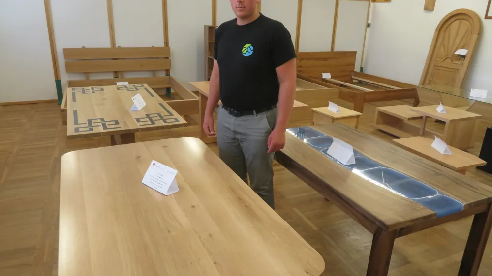 Prava vrednost masivne jedilne mize iz hrastovega lesa je za dijaka Aleša Oberča predvsem v tem, da jo je v celoti izdelal povsem sam.