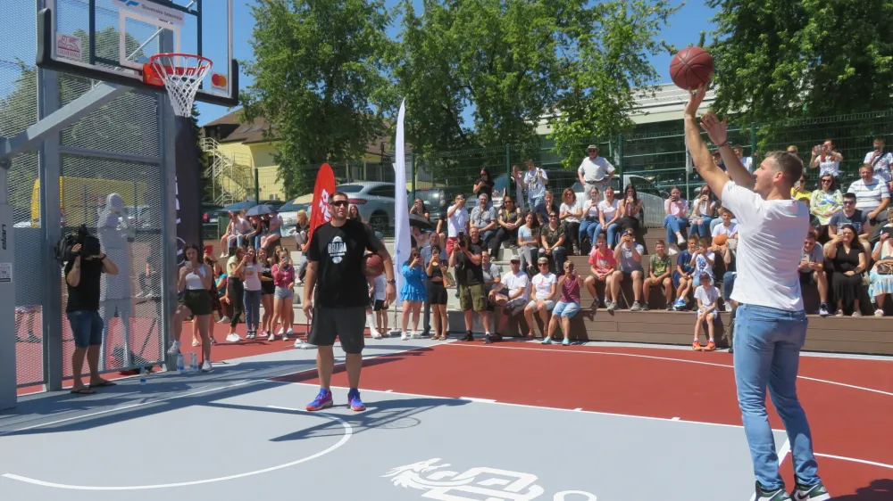 Pri Šolskem centru Novo mesto so odprli pametni košarki igrišči, ki nosita ime po dveh vrhunskih slovenskih košarkarjih, Matjažu Smodišu in Goranu Dragiću. F Dragana Stanković