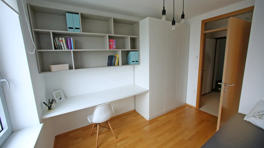 - opremljeno trosobno stanovanje - - 13.10.2016 - Stanovanjsko naselje Celovki dvori v Ljubljani - ogled pred pričetkom prodaje stanovanj - predstavili strategijo upravljanja nepremičnin DUTB, podali celostne informacije o stanovanjih in predstavili potek njihove prodaje//FOTO: Toma Skale