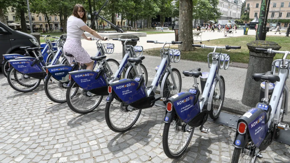 17 od trenutno 25 postajališč za izposojo koles družbe Nomago je na javnih površinah. Foto: Luka Cjuha