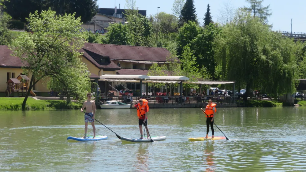 Na Mestni plaži so za izposojo na voljo supi, kanuji in trije leseni čolni. Foto: Dragana Stanković