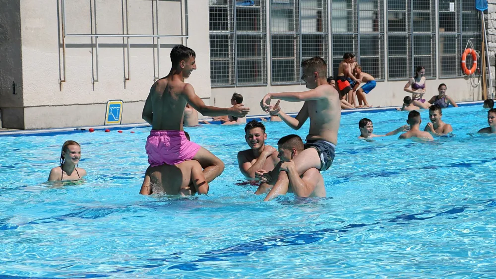 V Kamniku bodo kopalci od sobote dalje lahko v bazenu Pod Skalco plavali že od 10. ure dalje. Foto:&nbsp;arhiv Zavoda za turizem Kamnik