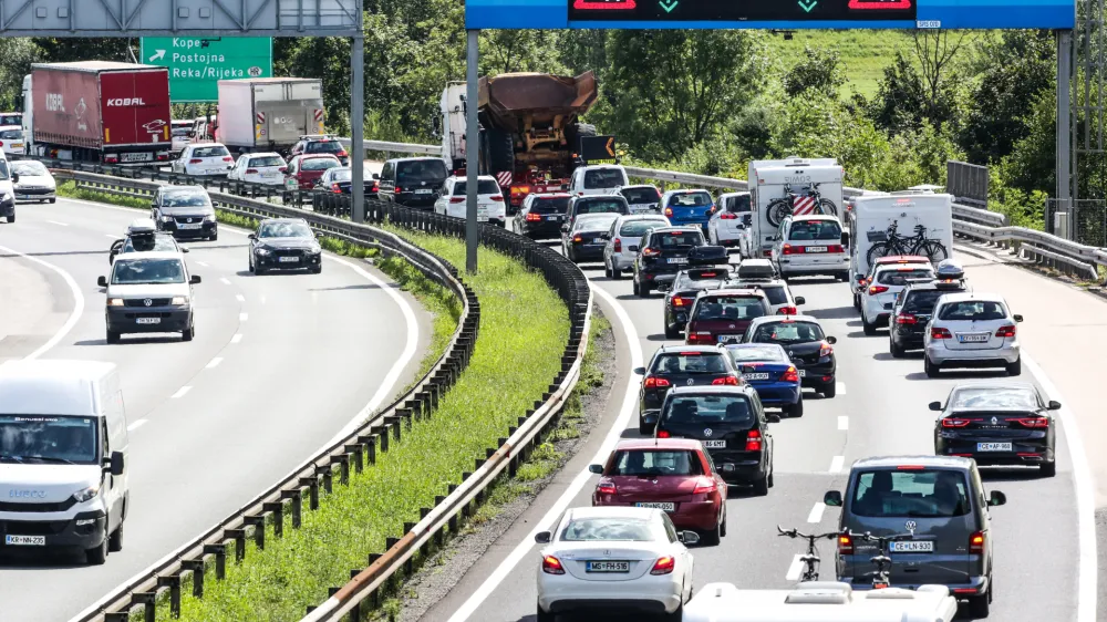 Odsek Brdo Kozarje- 11.08.2017  ljubljanska zahodna obvoznica - zgočen promet - gost promet z zastoji - kolone vozil - prometni zastoj -  //FOTO: Bojan Velikonja