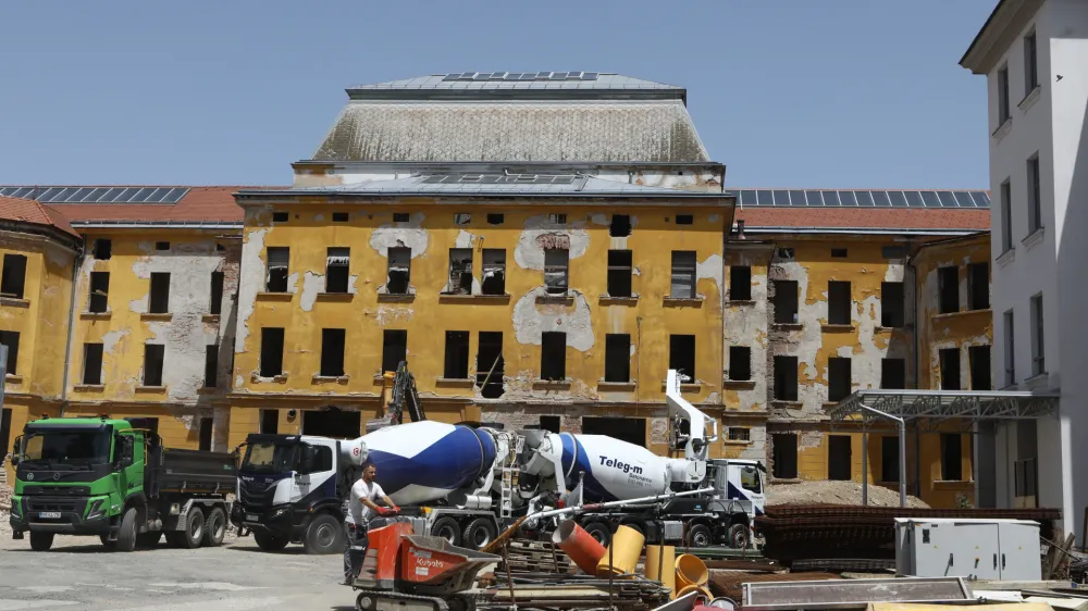 - 27.06.2022 – Roška kasarna, Poljanska cesta 40 v Ljubljani - prenova severnega krila nekdanje domobranske vojašnice ob Poljanski in Roški cesti kamor se bo preselil Arhiv Republike Slovenije in kjer bo prostore dobil tudi Muzej slovenske osamosvojitve,  //FOTO: Luka Cjuha