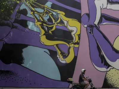 AR-mural na Kinu Šiška avtorjev Marka K. Gaveza in knnz (Neže Knez), ki je nastal v sklopu festivala Ljubljana Street Art, bo svojo končno podobo dobil v četrtek zvečer, ko bodo zagnali še AR-vizualizacijo. Foto: Jaka Gasar