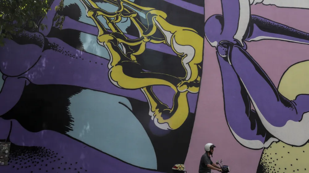 AR-mural na Kinu Šiška avtorjev Marka K. Gaveza in knnz (Neže Knez), ki je nastal v sklopu festivala Ljubljana Street Art, bo svojo končno podobo dobil v četrtek zvečer, ko bodo zagnali še AR-vizualizacijo. Foto: Jaka Gasar