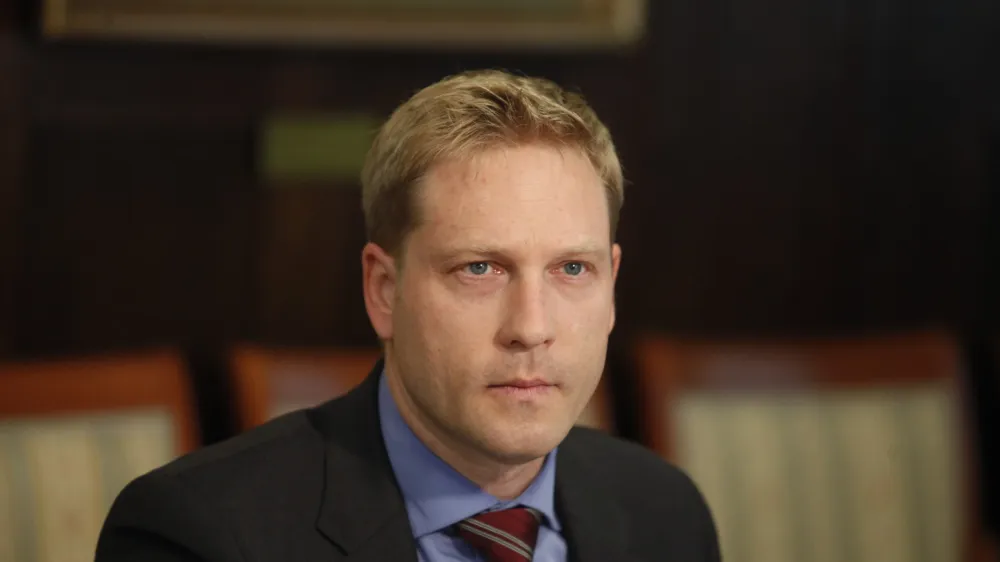 Damjan Kozamernik, direktor analitsko-raziskovalnega centra pri Banki Slovenije - Banka Slovenije (BS) - predstaviltev poročila o cenovni stabilnosti 2012 - jesenska napoved gibanja slovenskega bruto domačega proizvoda v Sloveniji - obseg bruto domačega proizvoda (BDP) se bo letos znial za 1,8 odstotka, prihodnje leto bo izgubil e dodatnih 0,7 odstotka, rast pa naj bi vnovič zabeleili leta 2014//FOTO: Luka Cjuha