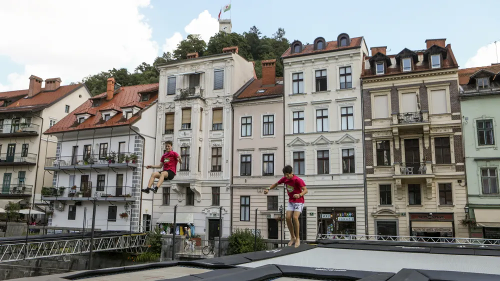 - največji trampolin na svetu skupine Dunking Devils. - 30.06.2022 – priprave na adrenalinski dogodek Woop! Odbito na Ljubljanici - inovativna športno-zabavna prireditev v Ljubljani //FOTO: Luka Cjuha