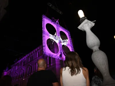 - otvoritveni spektakel na Tromostovju - ples na letečem odru Quadro - eVenti Verticali (ITA) - 29.06.2022 - 25. mednarodni festival uličnega gledališča Ana Desetnica 2022 – ulično gladališče v Ljubljani - //FOTO: Nik Erik Neubauer