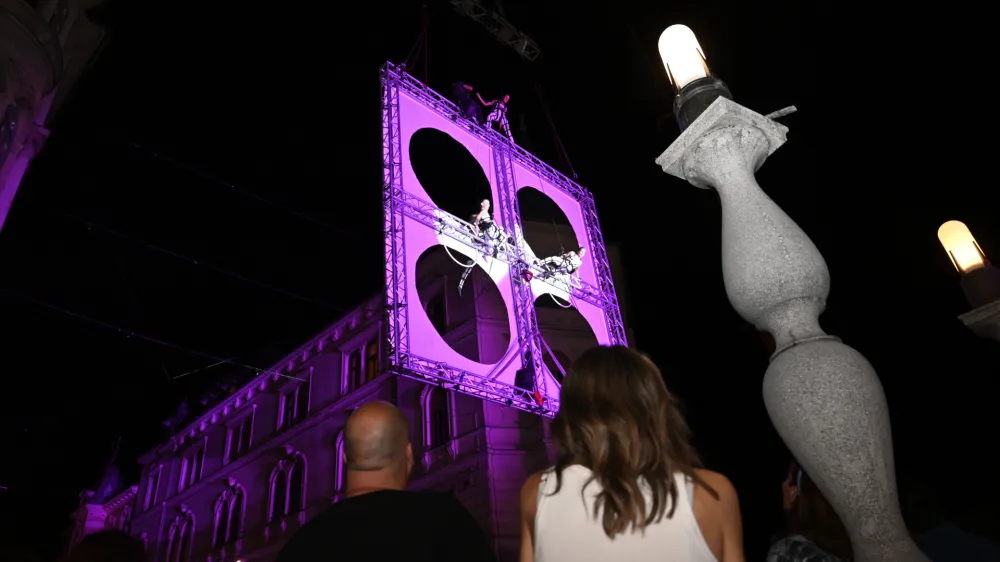 - otvoritveni spektakel na Tromostovju - ples na letečem odru Quadro - eVenti Verticali (ITA) - 29.06.2022 - 25. mednarodni festival uličnega gledališča Ana Desetnica 2022 – ulično gladališče v Ljubljani - //FOTO: Nik Erik Neubauer