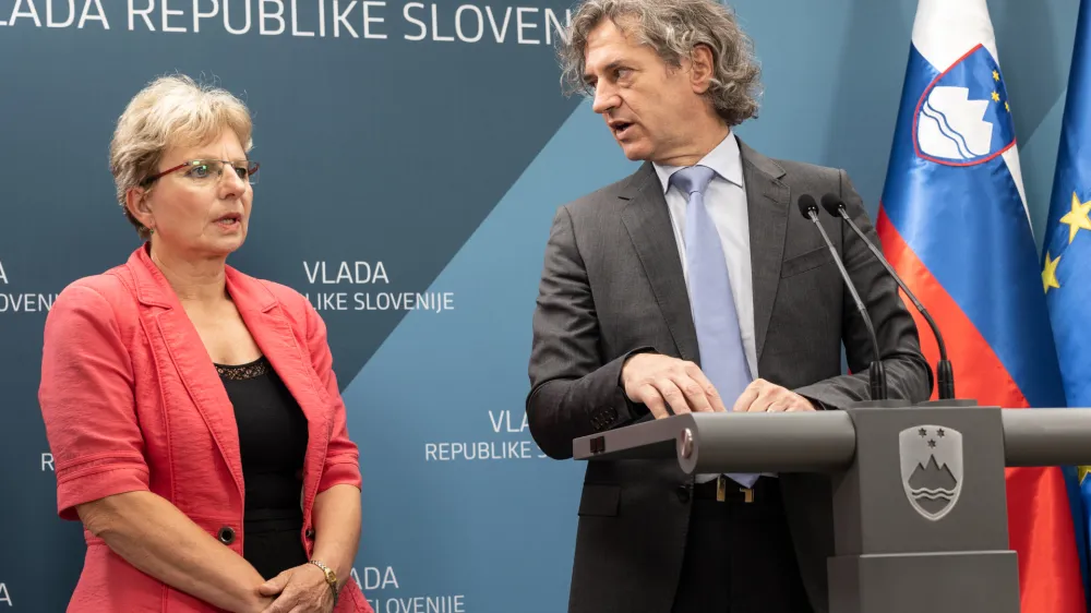 Kmetijska ministrica Irena &Scaron;inko in premier Rober Golob sta predstavila &scaron;tiri ključne ukrepe za blažitev prehranske draginje: za gospodinjstva primerjalnik cen, za kmete pa subvencije za goriva in repromaterial ter pomoč za pridelovalce mleka.