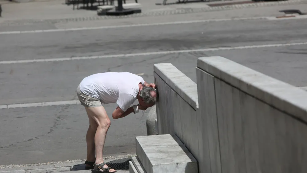 pitnik - fontana - vročina - žeja - voda <br><br><br>- 27.06.2022 – Vremenska slika v Ljubljani - vročinski val - visoke dnevne temperature -<br><br> <br><br>//FOTO: Nik Erik Neubauer