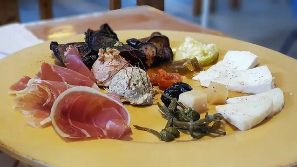 Michelin je objavil vodnik za Hrvaško, v katerem v primerjavi z lani skoraj ni sprememb. Nobena od restavracij ni dobila nove zvezdice, nobena pa je ni niti izgubila. Edina razlika je zelena, ekološka zvezdica, ki so jo podelili gostilni na Korčuli Mate (na fotografiji). Michelinove zvezdice ima deset hrvaških restavracij: šibeniška restavracija Pelegrini, 360 v Dubrovniku, Monte in Agli Amici v Rovinju, zagrebški Noel, kvarnerska Draga di Lovrana, Boškinac iz Novalje in Lešić Dimitri s Korčule, restavracija Nebo by Deni Srdoč v hotelu Hilton na Kvarnerju in Alfred Keller v hotelu Alhambra na Lošinju. Zeleno zvezdico ima poleg gostilne mate že od lani tudi restavracija Zinfandels v zagrebškem hotelu Esplanade. <br>