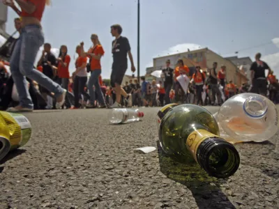 mladina in alkohol - 10. Maturantska parada 2011 - ulična četvorka - sinhroni ples maturantov na ulici - Slovenska cesta//FOTO: Bojan Velikonja