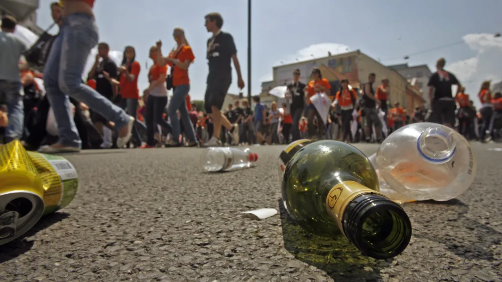 mladina in alkohol - 10. Maturantska parada 2011 - ulična četvorka - sinhroni ples maturantov na ulici - Slovenska cesta//FOTO: Bojan Velikonja