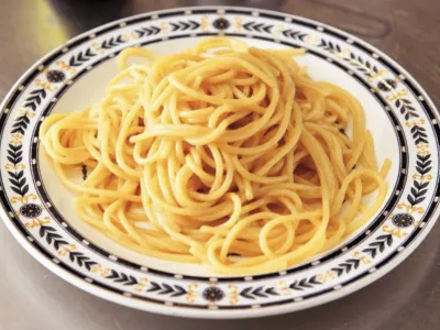 Nigella Lawson je razdelila javnost na družbenih omrežjih z objavo recepta, kjer glavno vlogo igrajo špageti, maslo, sir in ključna sestavina marmite. Namaz marmite, katerega glavna sestavina je izvleček kvasa, je po mnenju britanske kuharice odlična kombinacija za špagete, dopušča pa tudi možnost drugih past, ki bi jih v slovenskih kuhinjah na primer lahko zamenjala vegeta. Recept je povsem preprost. Skuhati je treba špagete, na ponvi razpustiti maslo in ga zmešati z vegeto ali marmitom, nato pa dodati testenine in jih po želji potresti s parmezanom. 