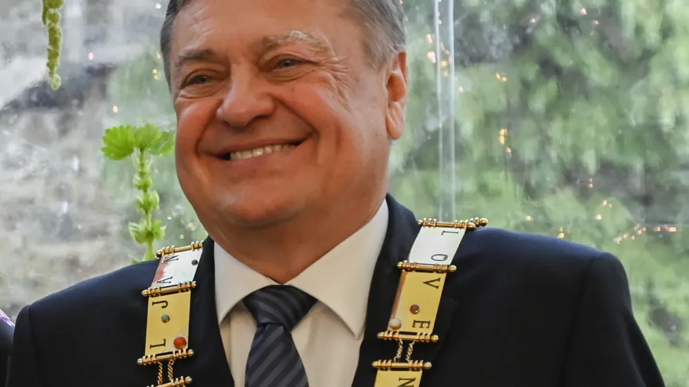 ljubljanski župan Zoran Janković- 09.05.2022 - Slavnostna seja Mestnega sveta Mestne občine Ljubljana (MOL) ob 9. maju, prazniku mesta Ljubljana - podelitev listine častni meščan in častna meščanka, nagrade in plakete glavnega mesta Ljubljane //FOTO: Nik Erik Neubauer