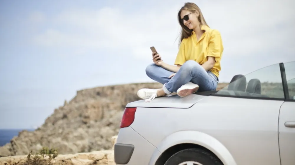 Dekle, ki spremlja svojo najljub&scaron;o serijo kar na telefonu.