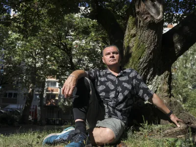 - 06.07.2022 - Brane Zorman alias MC Brane - skladatelj, intermedijski umetnik, zvočni man-i-pul-ator, producent - soustanovitelj Zavoda za procesiranje sodobne umetnosti CONA in galerije za zvok, bioakustiko in umetnost Steklenik v rastlinjaku ljubljanskega Tivolija //FOTO: Jaka Gasar