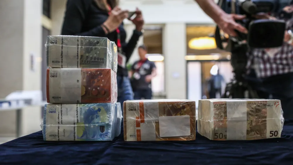 Povečevanje vrednosti dolarja glede na evro pomeni, da Evropa za Američane že dolgo ni bila tako poceni, kar bo spodbujalo njihovo dodatno povpra&scaron;evanje po evropskih izdelkih in storitvah, je pojasnil profesor z ljubljanske ekonomske fakultete dr. Sa&scaron;o Polanec. Fotografija je simbolična.