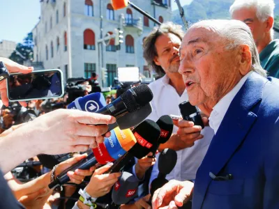 Sepp Blatter (desno) po izreku sodbe v Švici: Vedno sem trdil, da je moja vest kristalno čista.&nbsp;