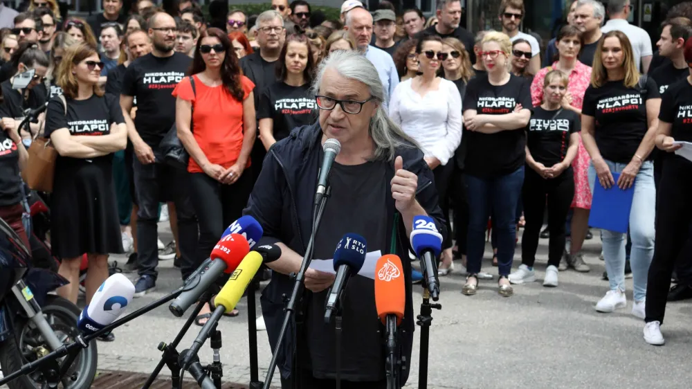 Marcel Stefančič<br><br>- 23.05.2022 – stavka novinarjev na RTV Slovenija - novinarji iz koordinacije novinarskih sindikatov javne RTV so z opozorilno stavko zahtevali novinarsko avtonomijo in socialni dialog. <br><br>//FOTO: Tomaž Skale<br>