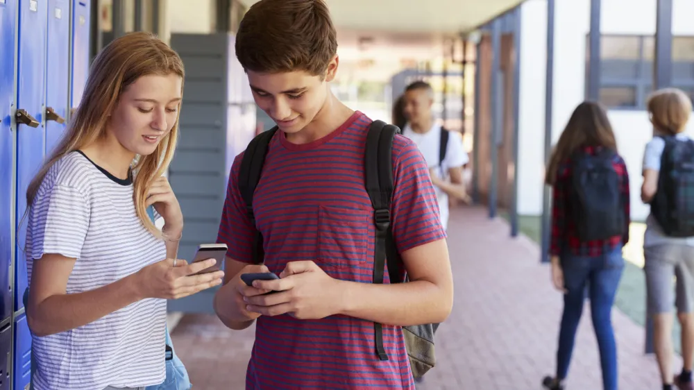 Najstniki po svetu imajo neenak dostop do nastavitve pogojev uporabe na platformah tiktok, whatsapp in instagram.&nbsp;