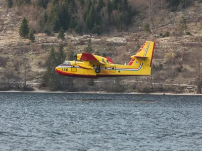 hrvaški canadair, posebno letalo za gašenje požarjev na Bohinjskem jezeru - 29.03.2022 – Preddvor – obsežen požar na pobočju Potoške gore nad Preddvorom v smeri izletniške točke Baba nad krajem Potoče //FOTO: Bojan Velikonja