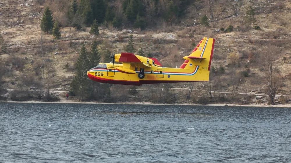 hrvaški canadair, posebno letalo za gašenje požarjev na Bohinjskem jezeru - 29.03.2022 – Preddvor – obsežen požar na pobočju Potoške gore nad Preddvorom v smeri izletniške točke Baba nad krajem Potoče //FOTO: Bojan Velikonja